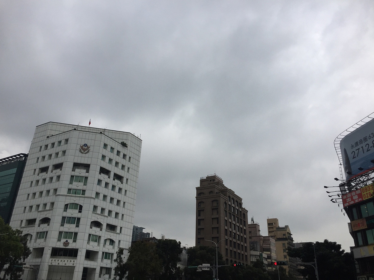 今（2）日鋒面南移，全台雨勢緩和，但天氣仍舊不穩定，中央氣象局提醒民眾外出還是要帶雨傘備用 圖：閻芝霖/提供