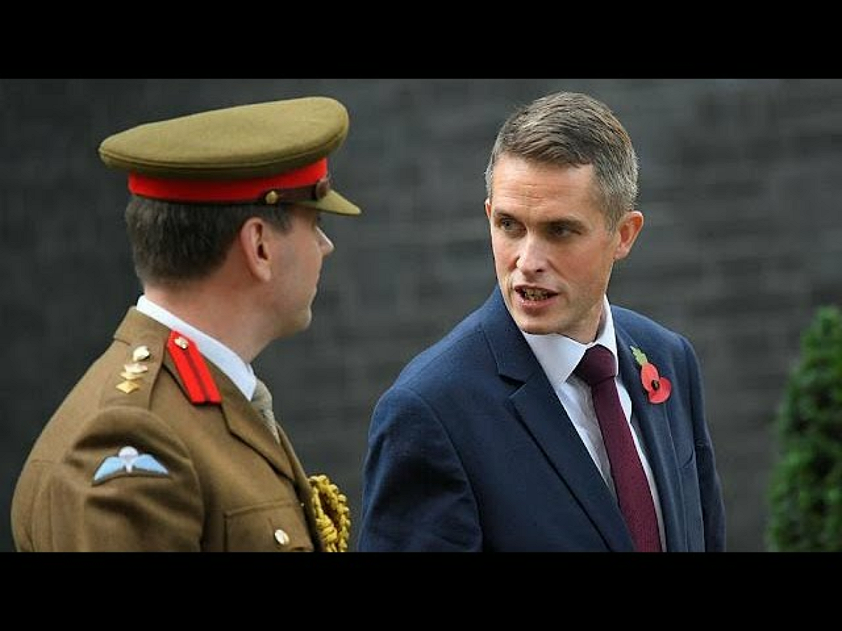 英國首相梅伊今天將國防大臣威廉森（右）革職，原因是他的部門涉嫌洩露政府有關中國華為技術公司參與英國5G網路建設的討論內容，威廉森對此大喊冤枉，要求徹底調查還他清白。 圖：翻攝自Youtube