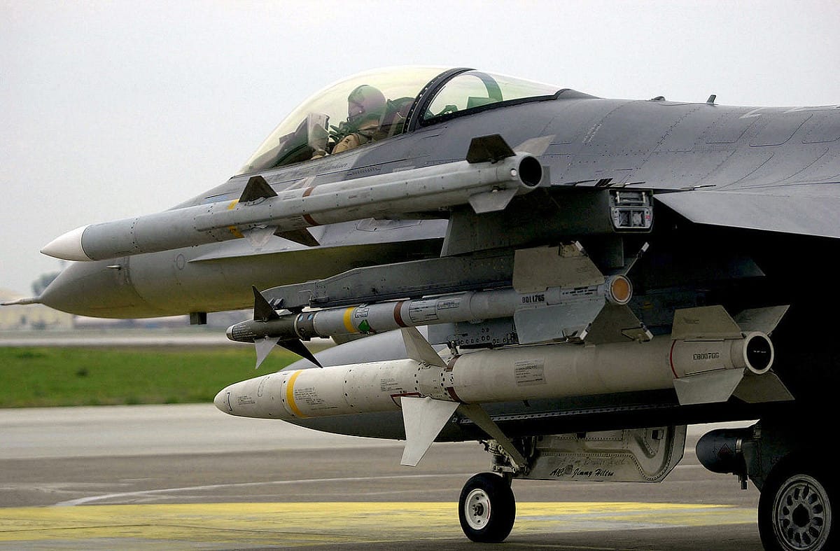 美軍F-16C上的AIM-9、AIM-120、AGM-88。 圖：翻攝維基百科