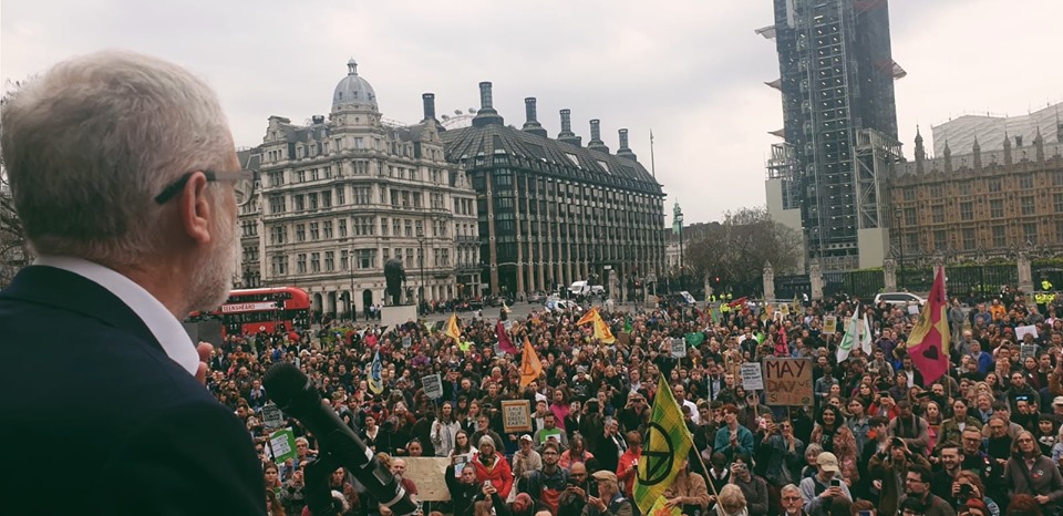 英國反對黨工黨黨魁柯賓（左）提臨時動議獲通過，全國進入象徵性的氣候變遷緊急狀態。 圖：翻攝自柯賓臉書