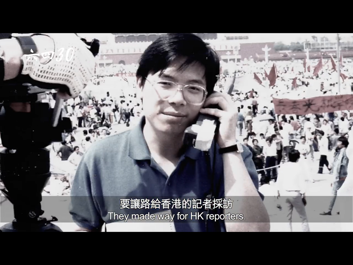 特別是，當年距離香港九七回歸僅剩8年，許多不確定感，讓來自香港的記者，站在天安門的採訪第一線時，更有所感。圖為前亞洲電視（ATV）記者黃慶州（1989），由攝影師勞家輝拍攝。 圖：翻攝自六四30影片