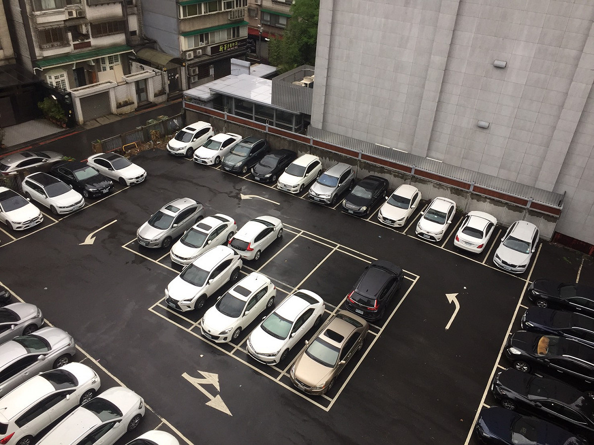 為了防霸王車，只要同一車輛停放在同一格位逾30天，且未繳清停車費，就會遭拖吊，公告3個月無人認領，將公告拍賣。 圖：閻芝霖/攝