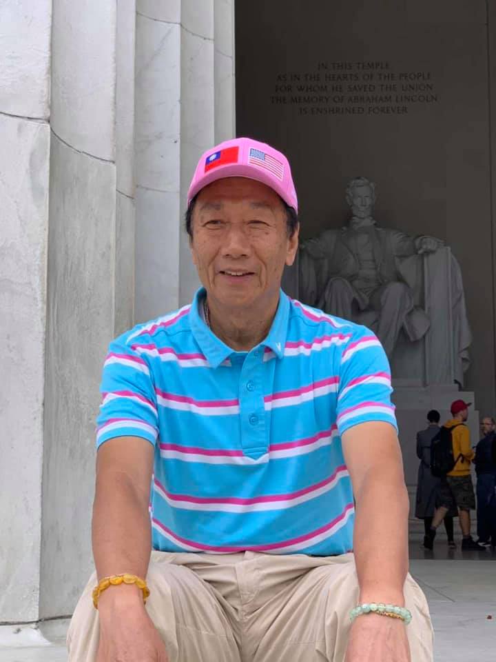 在昨日於華府見完川普後，鴻海董事長郭台銘恭迎媽祖與關公今日乘專機前往威斯康辛州。 圖：擷取自郭台銘臉書