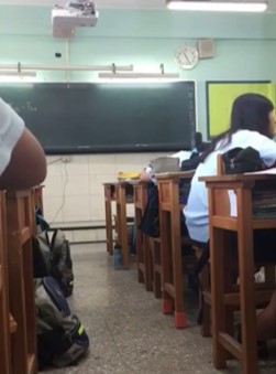 丟擲煙霧彈的學生是國中二年級，雖事後被記了大過，但他仍把丟擲煙霧彈的影片貼在網路上炫耀。 圖：擷自「爆料公社」