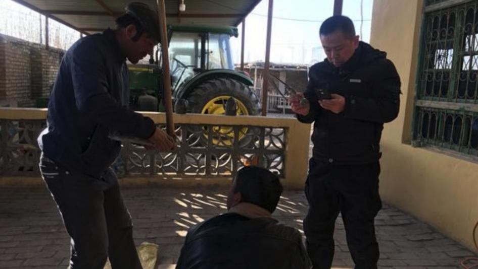 新疆警方透過APP示警，盤查可疑的穆斯林居民。 圖 : 人權觀察/提供
