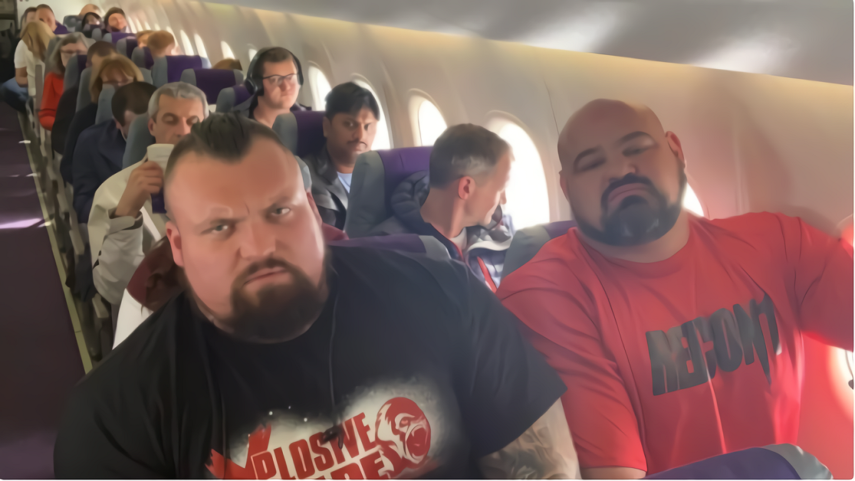 飛機遇到「2個浩克」。 圖／翻攝自eddiehallwsm IG