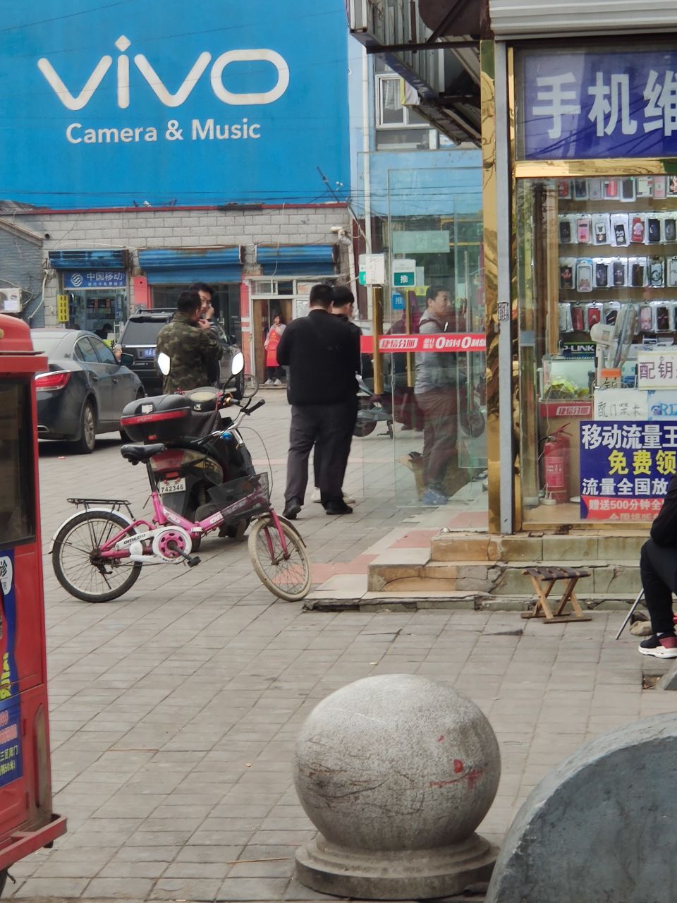 跟蹤邱佔萱的5個便衣。 圖：翻攝自胡佳Twitter