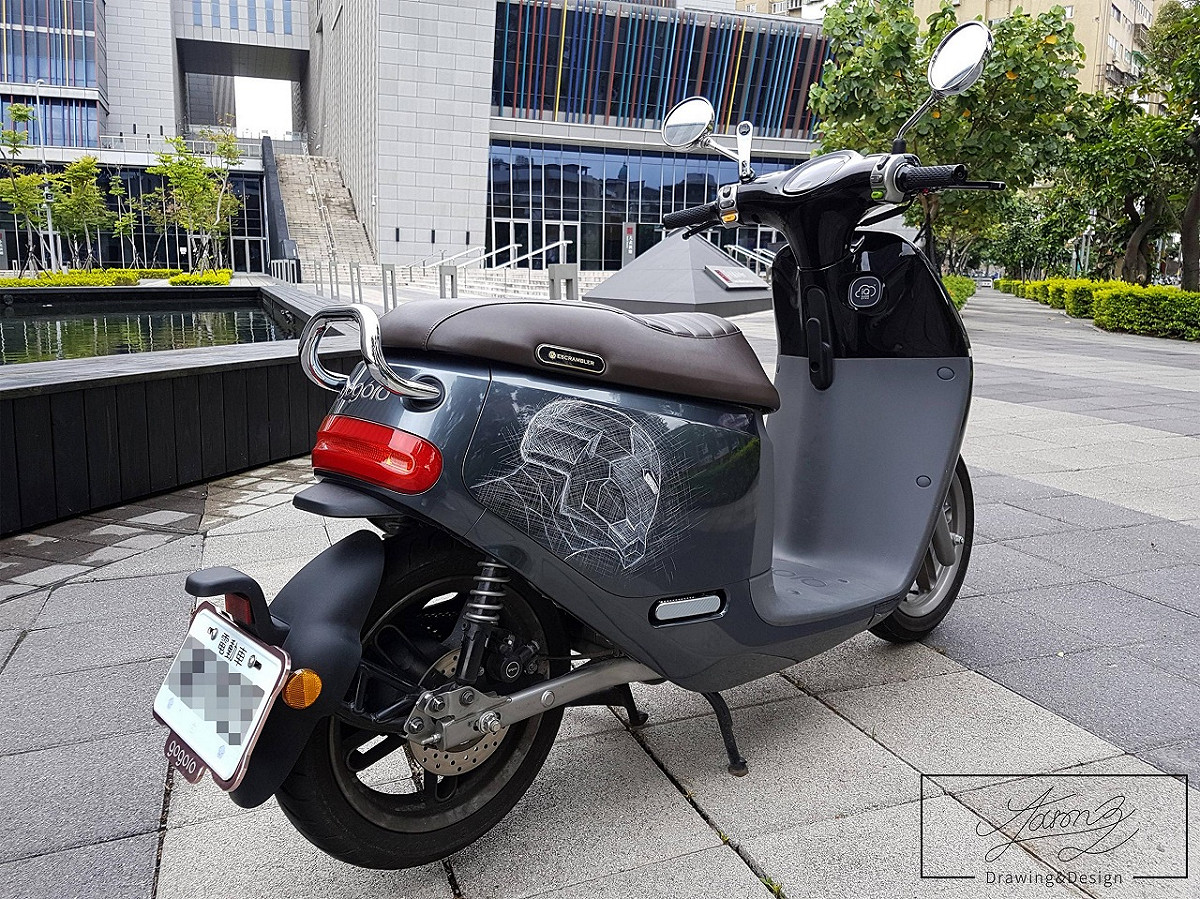 網友愛車遭屁孩刮了 2 刀，他神繪「鋼鐵人」畫像， 4 百人狂喊：拜託刮我車！ 圖／翻攝自Dcard