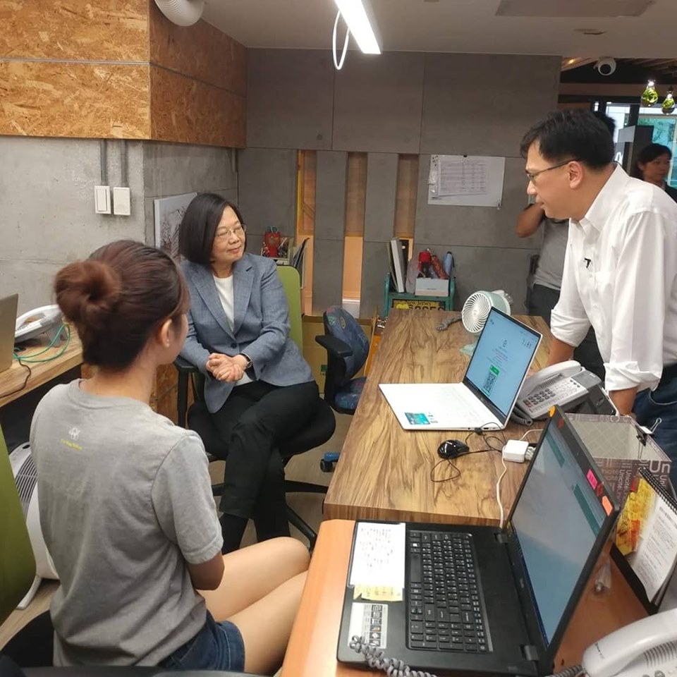 蔡英文總統昨日以私人行程訪問團購名人486先生，了解中小企業和電商問題。 圖：486先生粉絲專頁