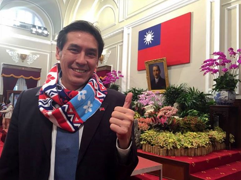黃暐瀚談華航改名，先是提出「不舔共聲明」呼籲不要對他抹紅抹黑。 圖：翻攝黃暐瀚臉書