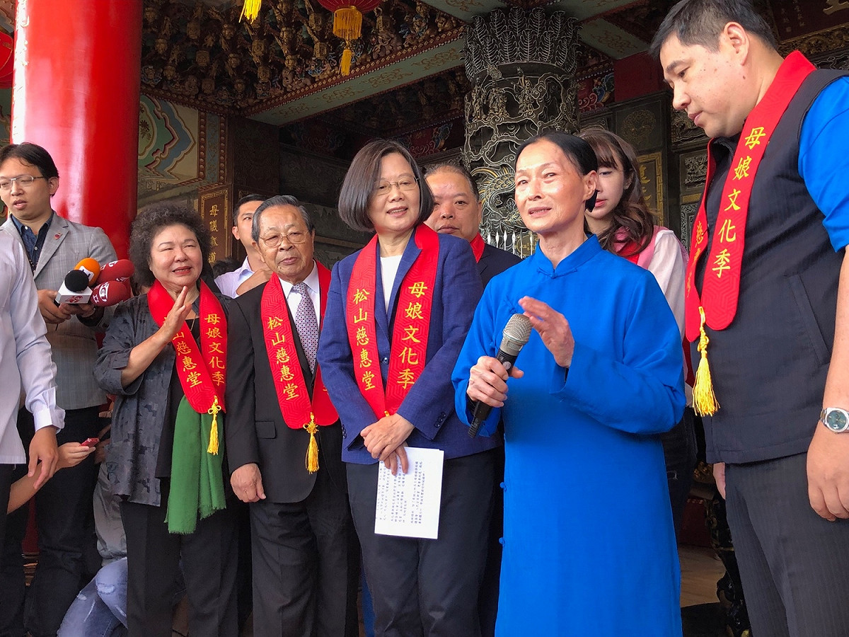 蔡英文總統上午前往松山慈惠堂參加2019台北母娘文化季保民遶境嘉年華。 圖：趙婉淳／攝