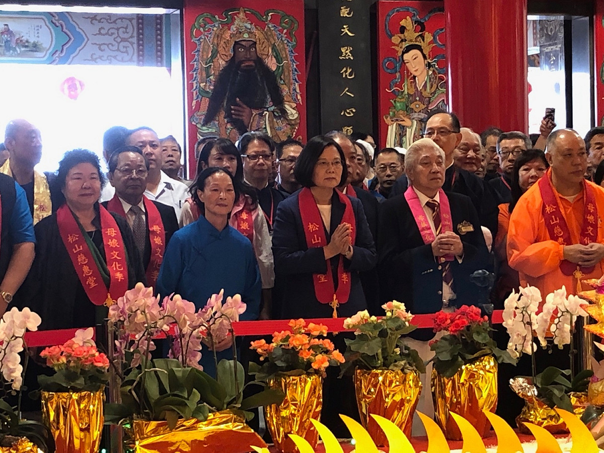 蔡英文總統上午前往松山慈惠堂參加2019台北母娘文化季保民遶境嘉年華。 圖：趙婉淳／攝