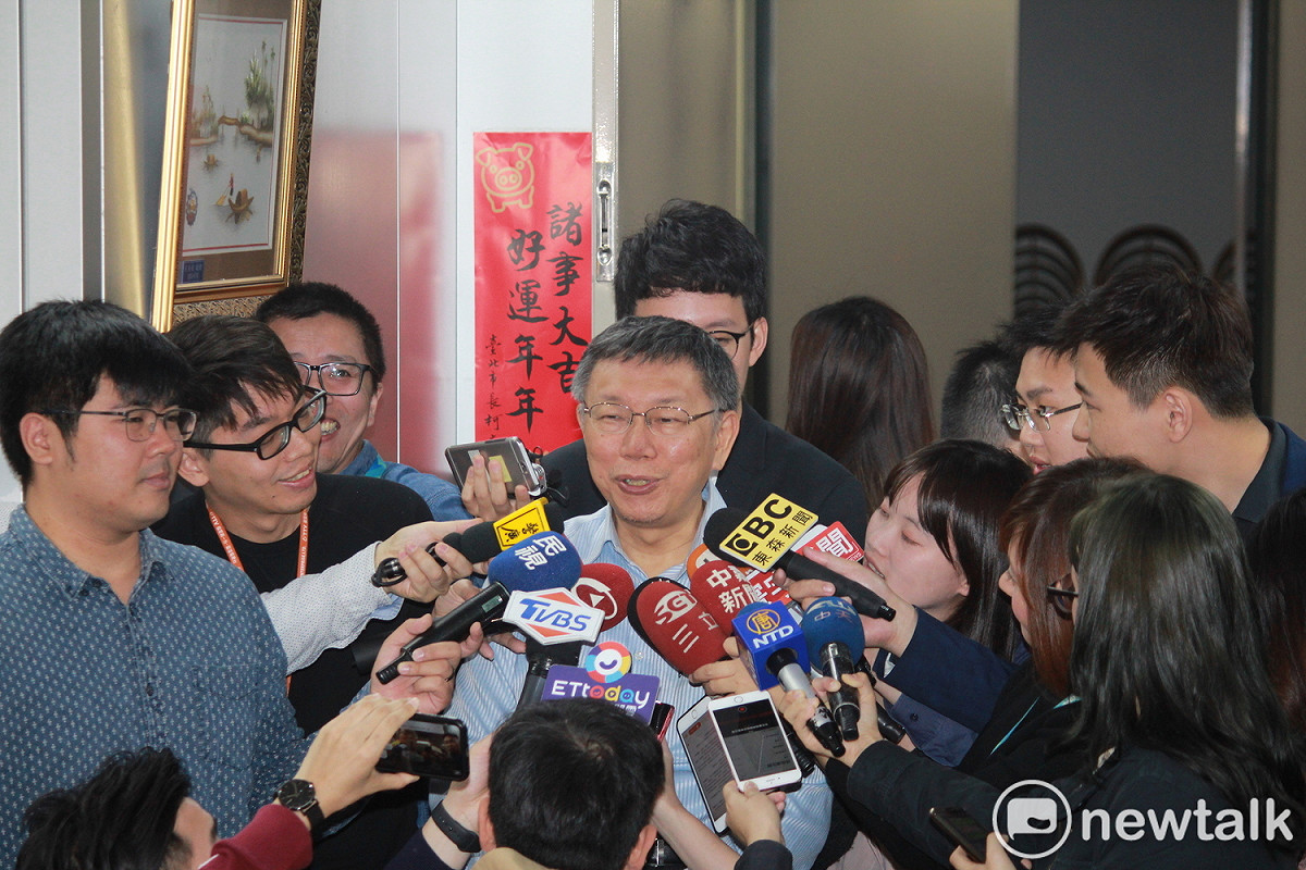 台北市長柯文哲被問到為何不找前競辦發言人林昆鋒回來，柯坦言「5.8萬實在是太低了」，柯還說，把那職務當作人生的歷練比較恰當，「如果你來這裡是要算那個錢、算工時，那保證不合」。 圖：周煊惠 / 攝
