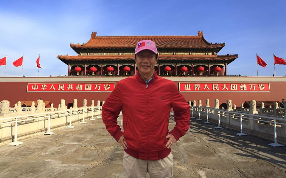 網友Kuso要郭台銘將背景改成北京。 圖：網友Kuso，擷取自苦苓臉書。