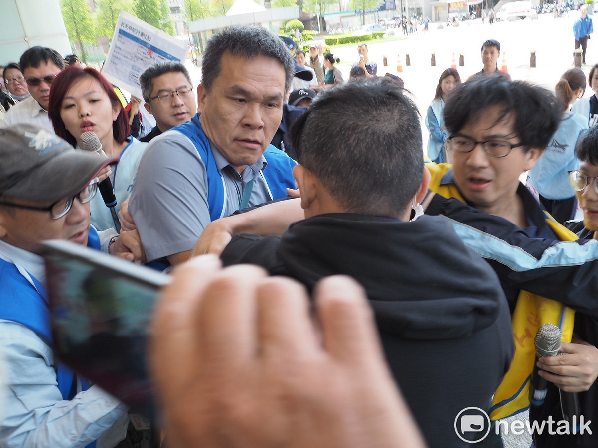 桃園市空服員職業工會上午前往桃園市府前廣場抗議，因勞方不滿市府回應欲突破封鎖線進入市府，一度與警方發生推擠。  圖：林昀真／攝