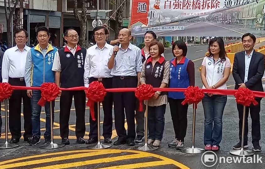 韓國瑜(中)主持自強陸橋拆除通車典禮。 圖  :  孫家銘／攝