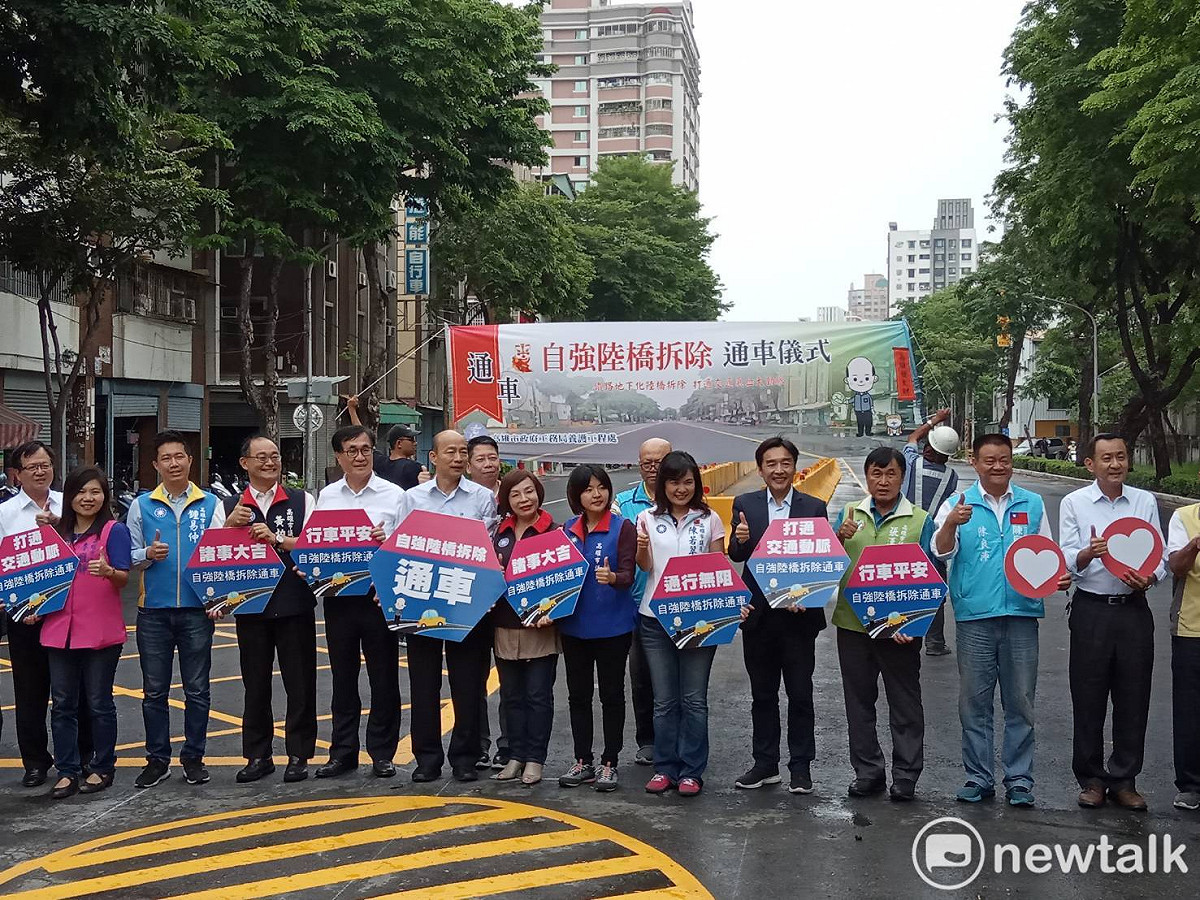 韓國瑜與來賓祈求通車平安。 圖  :  孫家銘／攝