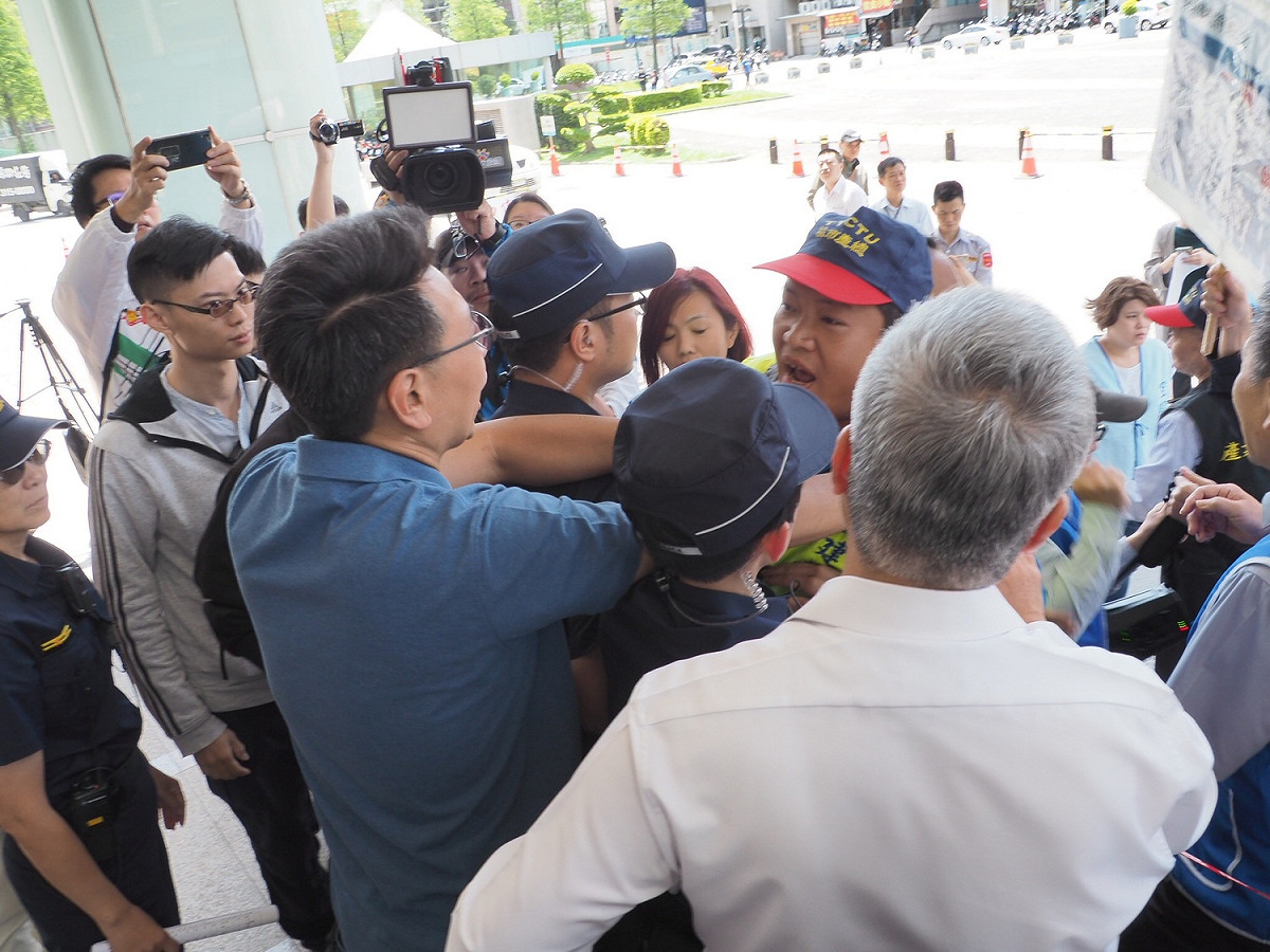 今天抗議過程中，工會成員抗議市府勞動局勞資關係科科長張哲航欲離開現場，引發工會不滿發生拉扯推擠，在場警方緊急維持秩序，幸未發生意外。 圖／記者李春台攝, 2019.05.03