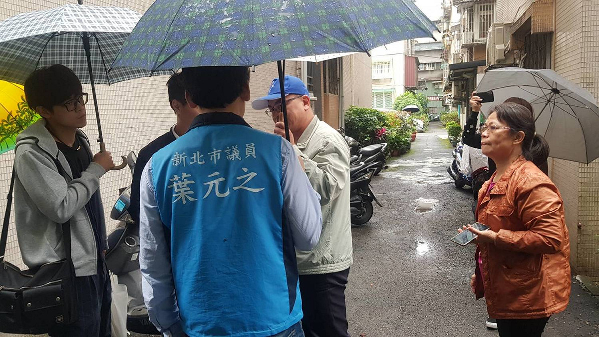 仁愛國宅內破爛道路，養工處允諾近期將進場緊急修復。  圖：葉元之服務處/提供