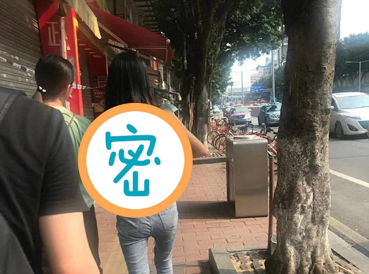女子的腰部後方竟刺有「這兩個字」，引發網友聯想。 圖：翻攝自爆廢公社