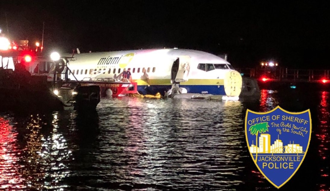 一架載有136人的波音737客機在美國當地3日晚間降落時發生意外，飛機不但衝出跑道，還掉入聖約翰河中。 圖：翻攝自Jax Sheriff's Office的推特。