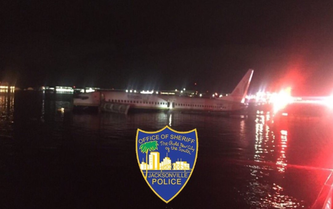 據了解，目前機上所有人員都已經獲救而且平安生還。 圖：翻攝自Jax Sheriff's Office的推特。