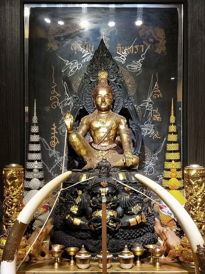 館長昨天臉書PO文附了一張神明的圖，他表示這是他即將要請到台灣拜的神明。 圖：翻攝自飆捍臉書