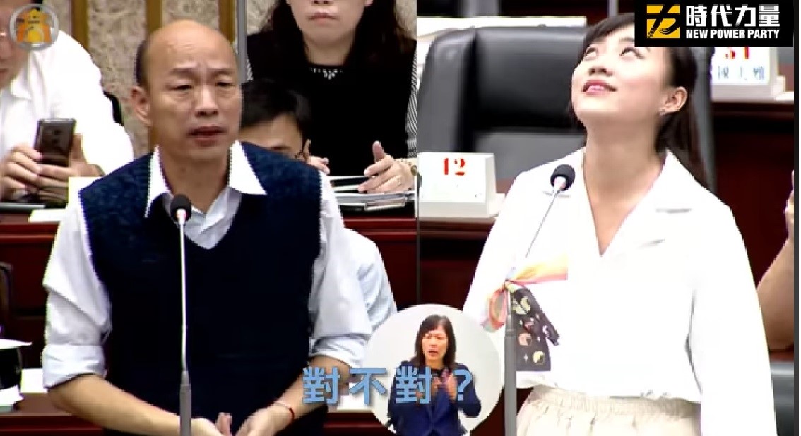 針對高雄市長韓國瑜不斷提出的自經區政策，高雄議員黃捷在質詢時不斷詢問具體方案有哪些，韓國瑜卻一個字都答不出來，只知道追求高雄發大財的目標。 圖：翻攝自黃捷臉書專頁。