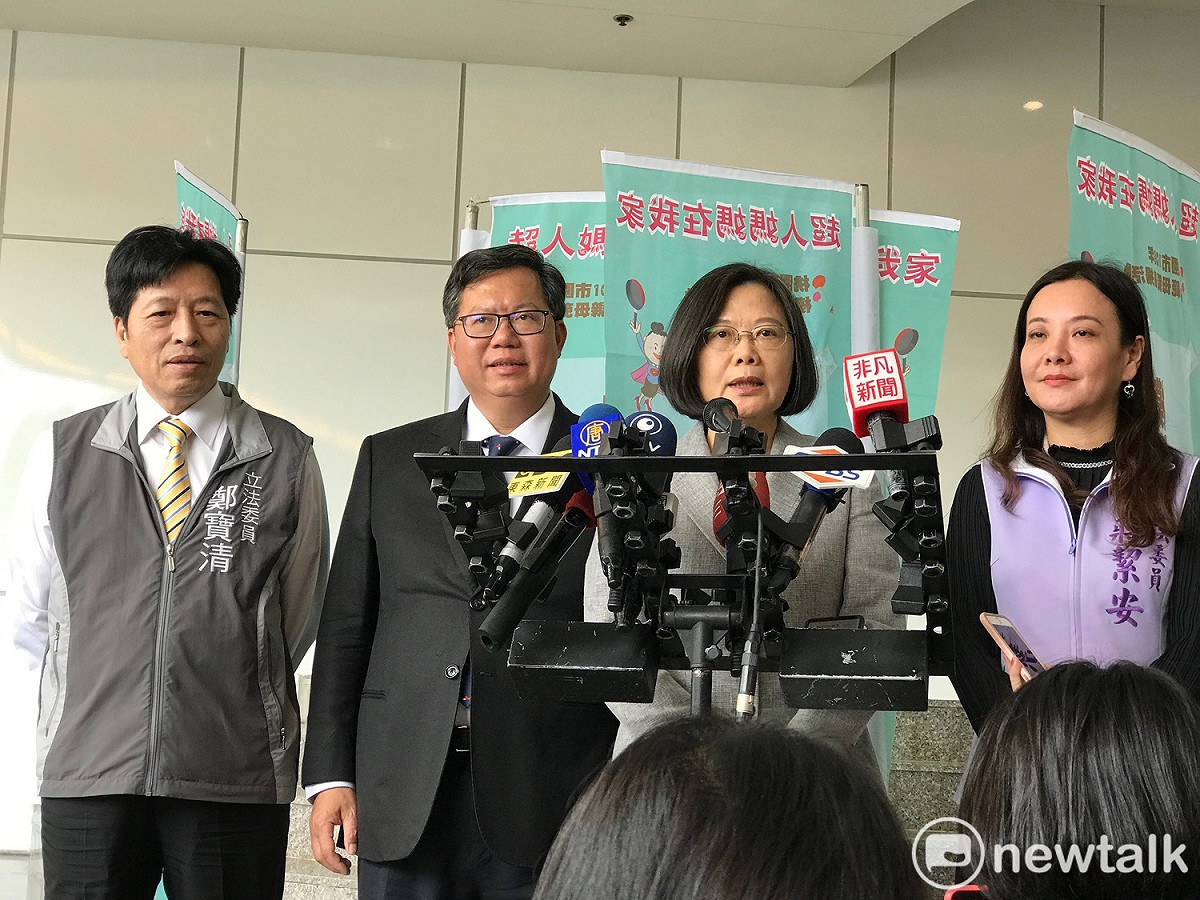 今天是蔡英文本周第三度走訪桃園，被問到是否為了拉抬綠營立委選情，她說「我對鄭市長很有信心，對我們的立委也很有信心。」 圖：林昀真／攝