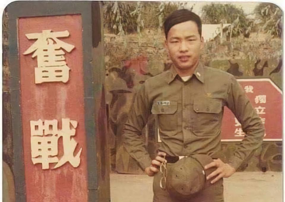 合成的照片中，裡頭的韓國瑜人物照，是出自於由資深媒體人黃光芹撰寫、韓國瑜口述的《跟著月亮走》自傳。 圖：翻攝自葉毓蘭臉書