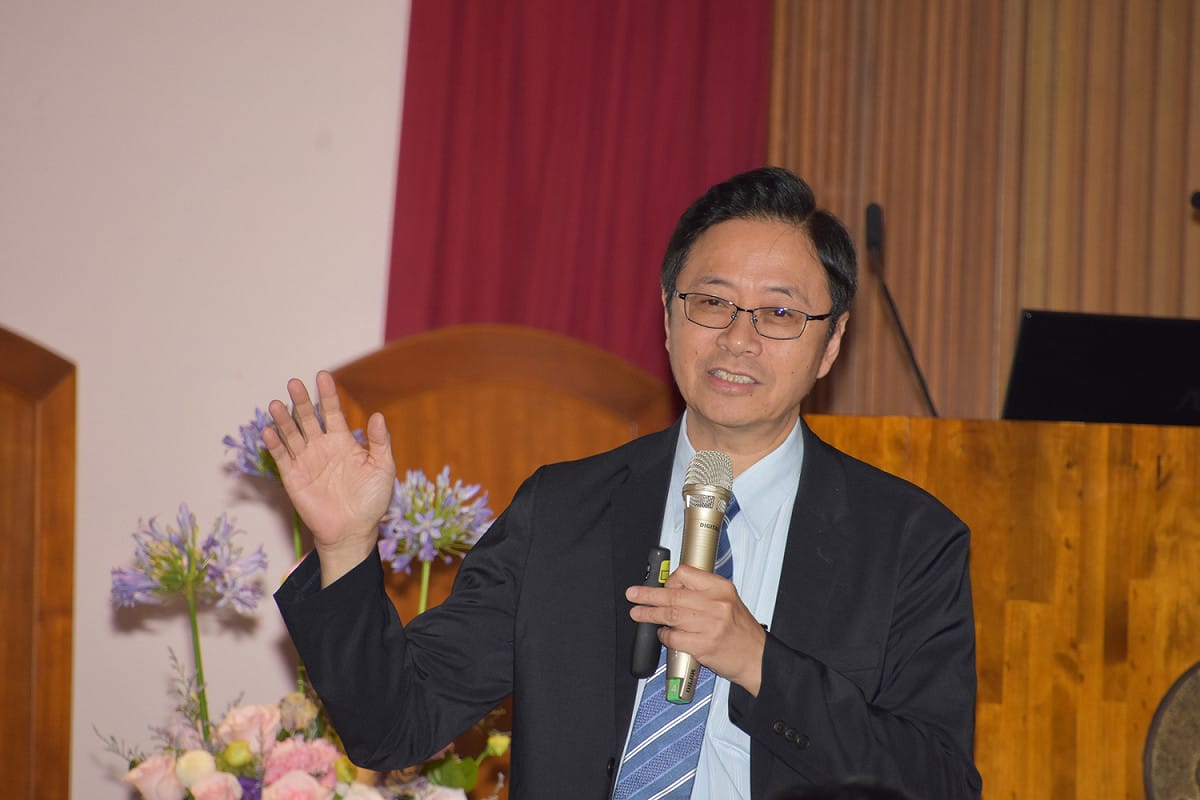 談到照顧失智母親的心路歷程，張善政說，「彷彿一場漫長的告別」。 圖：彰化基督教醫院/提供
