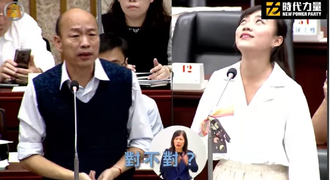民進黨新科立委黃捷過去在高雄市議會針對「自由貿易經濟特區」議題質詢時任市長的韓國瑜時，對韓國瑜不斷回覆「高雄發大財」大翻白眼。 圖：翻攝自黃捷臉書專頁（資料照）。