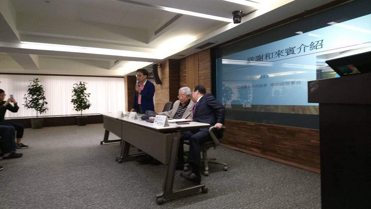 台灣歐洲聯盟研究協會今於台灣國際會館，特邀前駐WTO大使顏慶章、前駐瑞士大使王世榕出席張維邦教授紀念講座，主講歐盟模式是否適用於台灣與中國？以回應陸委會主委陳明通日前主張。 圖：歐盟協會/提供