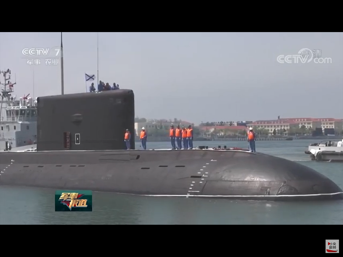 此次軍演首次實現水下互救潛艇艇員，首次實現艦機聯合反潛，首次實現實射飛彈武器，中俄海上聯演的實戰化、資訊化、規範化水準邁上新階段。 圖：翻攝自央視畫面