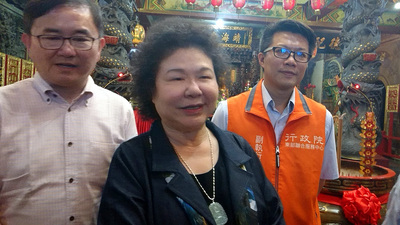 總統府秘書長陳菊（中）4日在台東受訪時表示，對於民進黨總統初選還在協調階段，希望能以台灣為念，盡量溝通。 圖：中央社