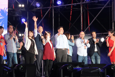 2019春天吶喊音樂藝術祭3日至5日在高雄旗津海岸舉行 ，高雄市長韓國瑜（左4）4日晚間現身獻唱「讀你」。 圖：中央社