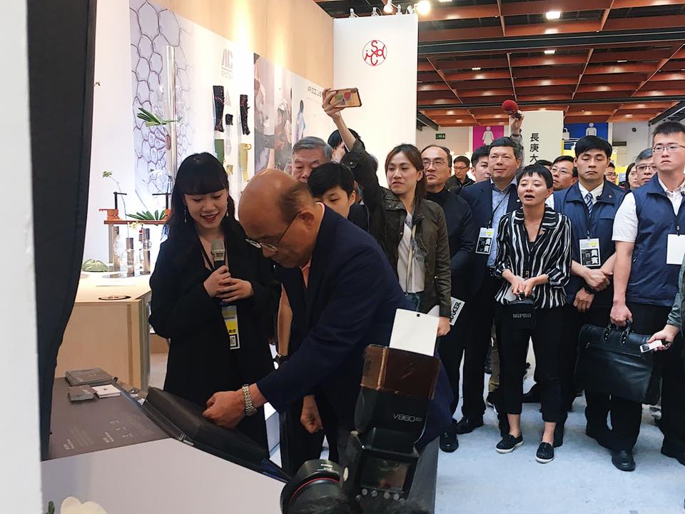 行政院長蘇貞昌今天前往世貿展覽館，參觀「新一代設計展暨金點新秀設計展」，他在受訪時透露，自己前幾日接到賴清德電話。 圖：翻攝自2019 實踐大學工業產品設計系畢業展臉書