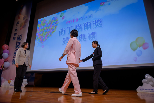蔡英文總統今（5）日下午出席「2019第八屆南丁格爾頒獎典禮」時表示，5月12日就是國際護師節，感謝護理師的付出。 圖：翻攝自總統府網站