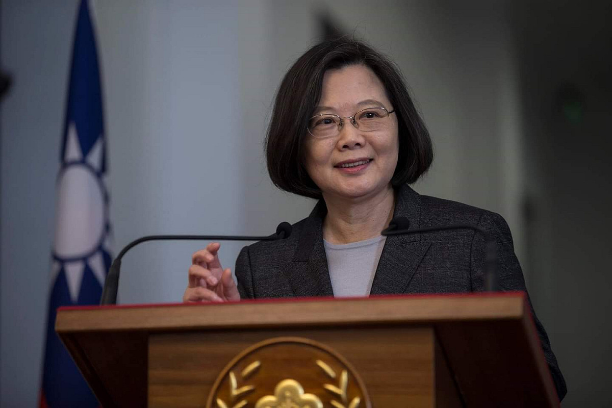 蔡總統說，總統代表國家，這個職位要對人民負責、為國家負責，不能說錯話，表達的訊息要很正確，所以在正式場合，很多國家的元首跟政治人物也都運用各種讀稿機，確保講話正確性。 圖：翻攝自蔡英文臉書