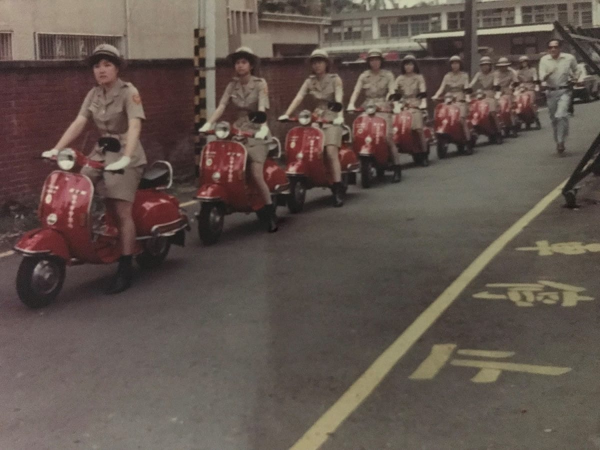 台中市第一代女警的交通工具是紅色偉士牌機車。 台中市交通大隊/提供