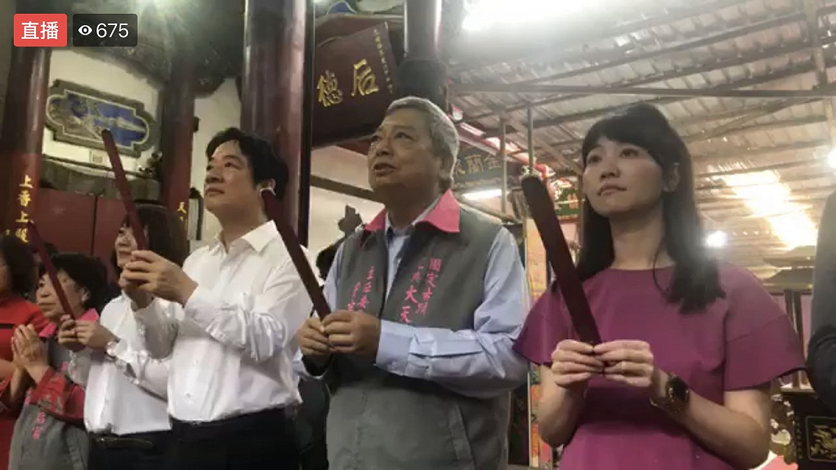 民進黨台北市議員高嘉瑜到台南大啖小吃美食，並到月老廟拜拜，希望早日迎得好姻緣。 圖：擷自直播畫面