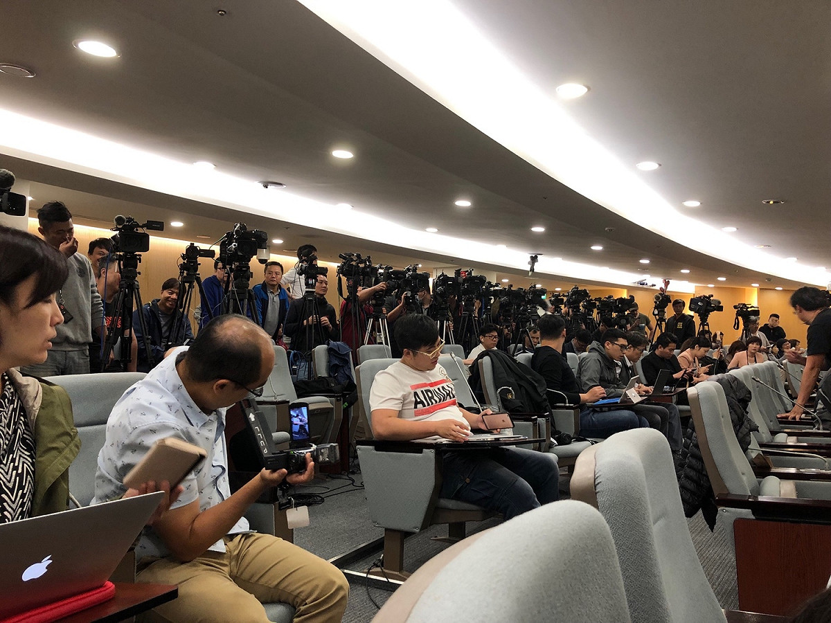 鴻海董事長郭台銘下午兩點半在張榮發基金會召開記者會，說明美國行成果，吸引大批媒體到場。 圖：趙婉淳／攝