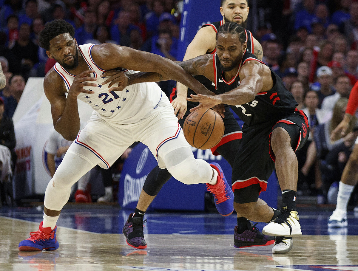 76人明星中鋒Joel Embiid(左)、暴龍一哥「可愛」Kawhi Leonard。 圖／美聯社／達志影像