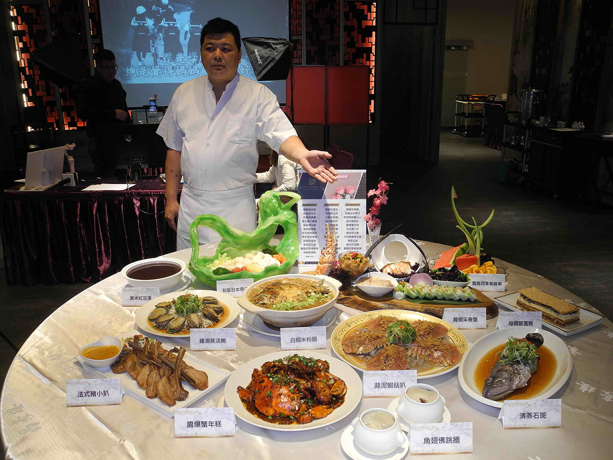 狀元樓晶豪宴會館主廚翁振隆融合台菜、湘菜，推出母親節桌菜。  圖：王峻昌/攝