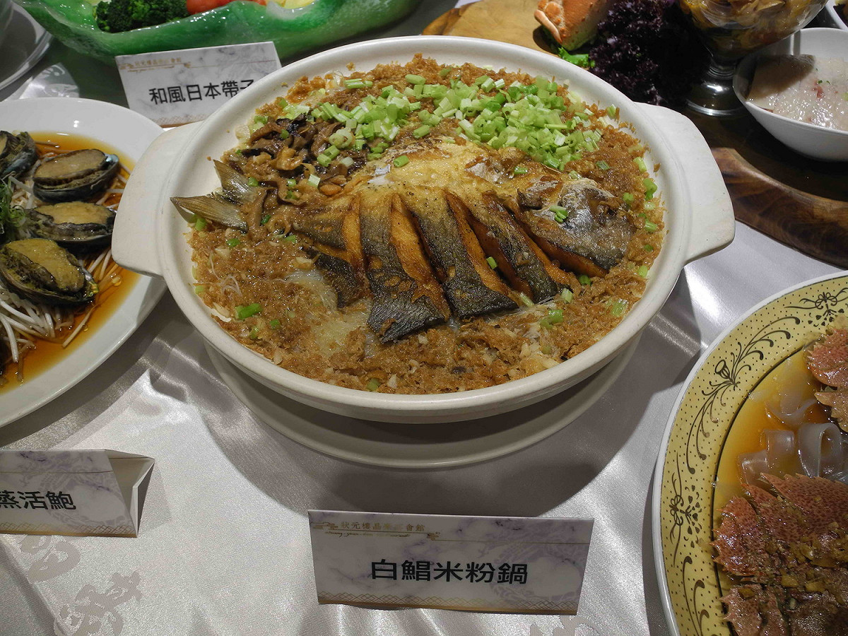 翁振隆的「白鯧米粉鍋」湯頭以雞骨、蔬果燉熬3小時，使用整隻的真白鯧、大甲芋頭及新竹米粉，是該餐廳名菜之一。 圖：王峻昌/攝