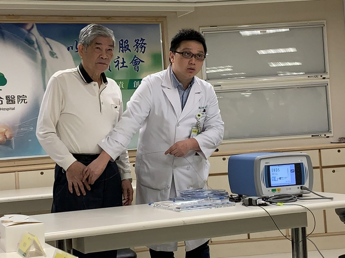 劉伯伯因下肢動脈栓塞，導致腳痛無法行走，甚至還出現部分組織壞死。 圖／記者汪瑋琪攝