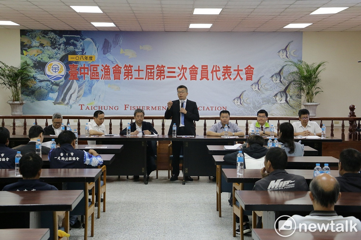 蔡其昌邀集相關單位討論梧棲漁港能轉型國際觀光漁港相關事宜。 圖：唐復年/攝
