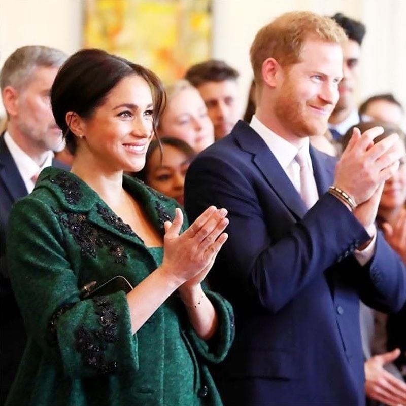 英國哈利王子（前右）妻子梅根馬克爾（前左）6日順利產下兒子。 圖：取自sussexroyal IG網頁