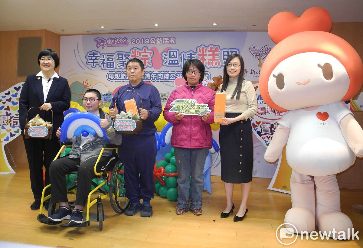 中華道家人文協會理事長張旖 (右)、新北市社會局長張錦麗，贈送蛋糕及愛心粽給小陽父子及張小姐。  圖：王峻昌/攝
