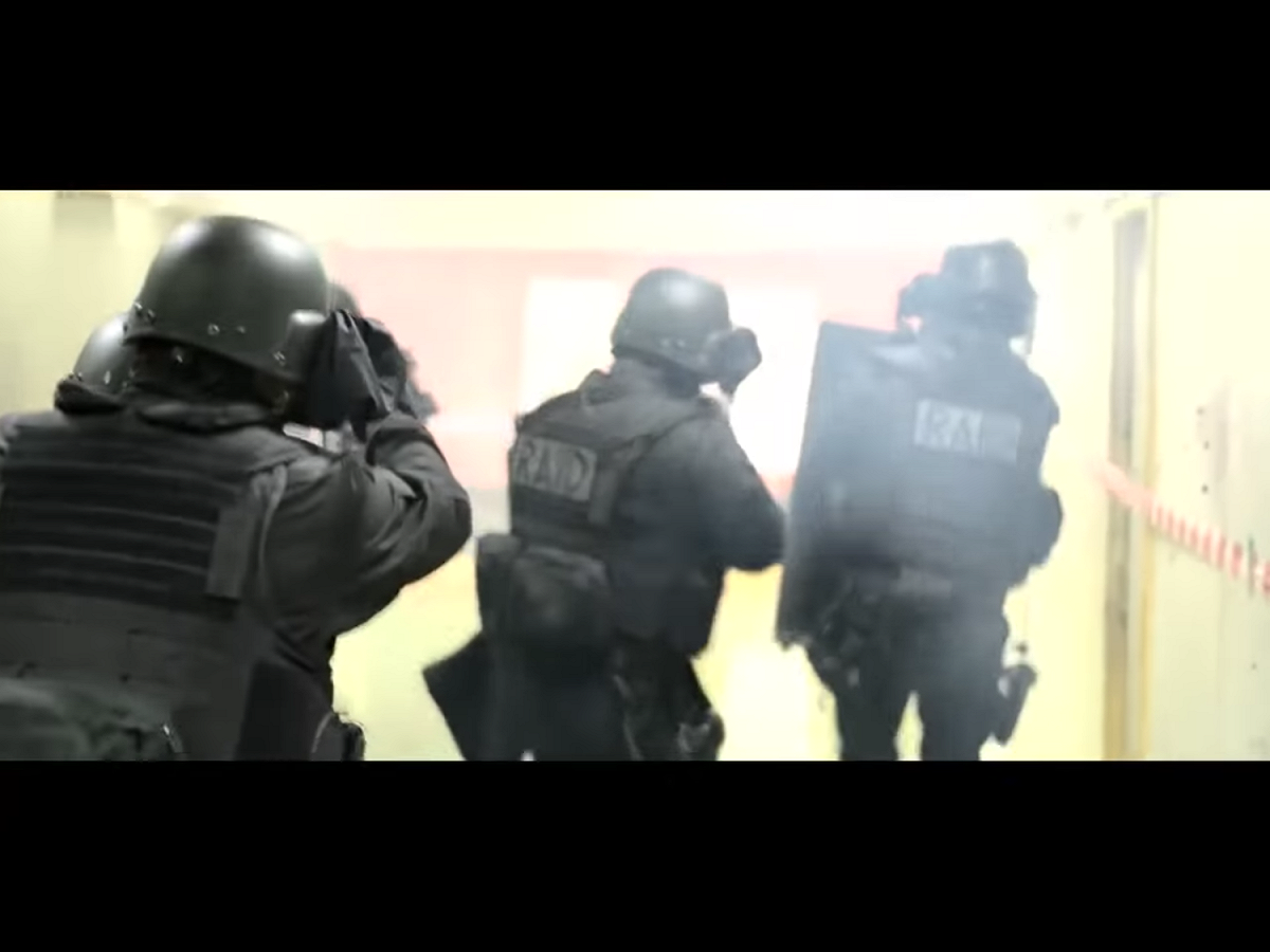 消息人士說，這名男子朝黑豹特警隊（RAID，如圖，資料照片）警員頭上方開了至少一槍，並要求警方派出談判人員。 圖：翻攝自Youtube